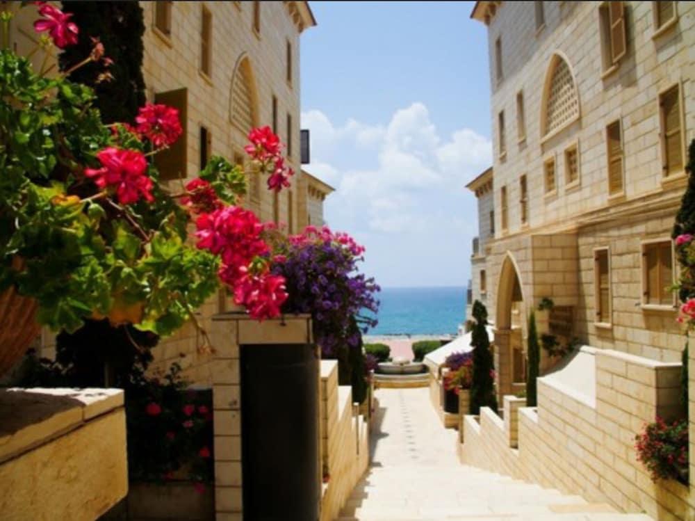 Andromeda Hill Apartments And Spa Τελ Αβίβ Εξωτερικό φωτογραφία